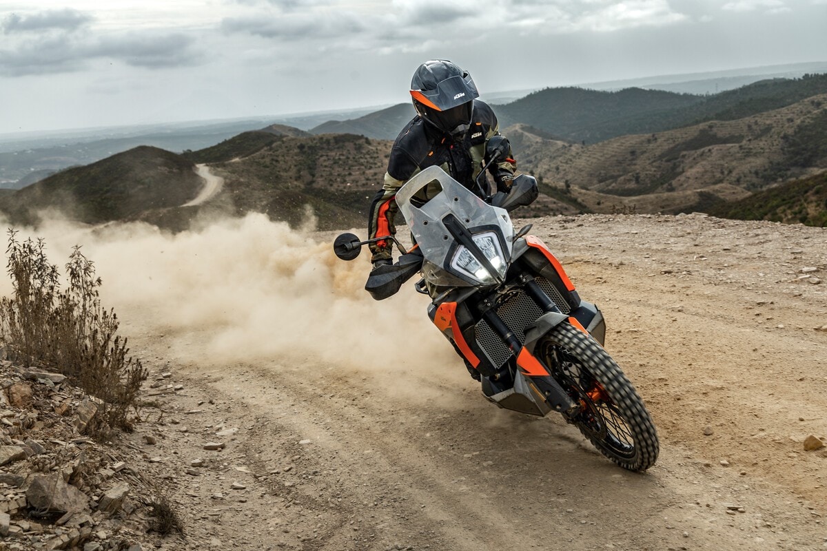 KTM 790 Adventure 2025: arrivano le sospensioni regolabili